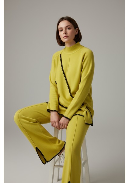 Asimetrik Şerit Desenleri ve Paça Yırtmaç Detaylarıyla Modern Tasarım Triko Ikili Takım - Sarı modelleri