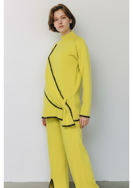 Asimetrik Şerit Desenleri ve Paça Yırtmaç Detaylarıyla Modern Tasarım Triko Ikili Takım - Sarı indirimleri