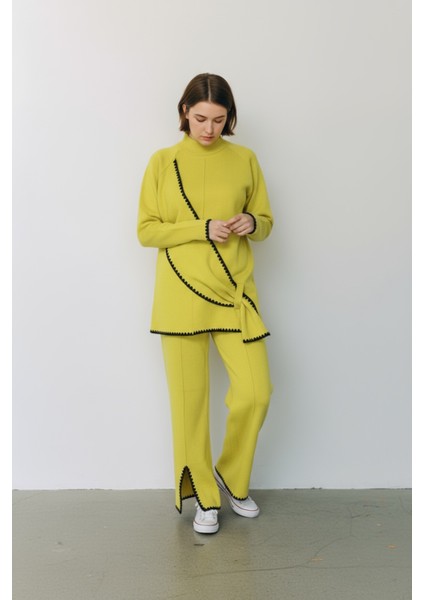 Asimetrik Şerit Desenleri ve Paça Yırtmaç Detaylarıyla Modern Tasarım Triko Ikili Takım - Sarı