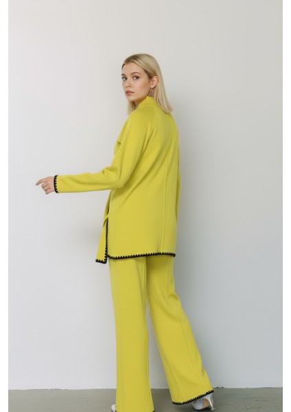 Asimetrik Şerit Desenleri ve Paça Yırtmaç Detaylarıyla Modern Tasarım Triko Ikili Takım - Sarı