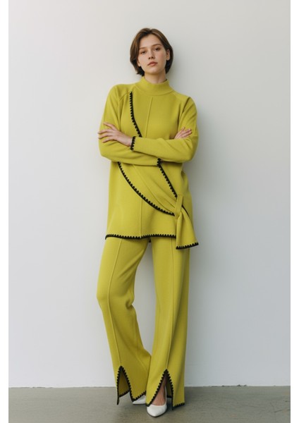 Asimetrik Şerit Desenleri ve Paça Yırtmaç Detaylarıyla Modern Tasarım Triko Ikili Takım - Sarı