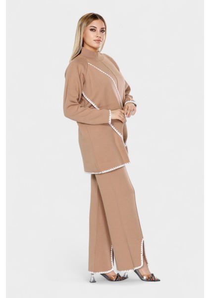Asimetrik Şerit Desenleri ve Paça Yırtmaç Detaylarıyla Modern Tasarım Triko Ikili Takım - Bej fiyatları