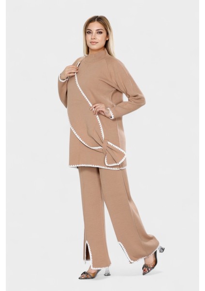 Asimetrik Şerit Desenleri ve Paça Yırtmaç Detaylarıyla Modern Tasarım Triko Ikili Takım - Bej modelleri