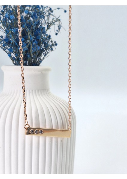 Vip Seri Gold Renk Yatay Plaka Üzerinde Zirkon Taşlı Tasarım Kolye