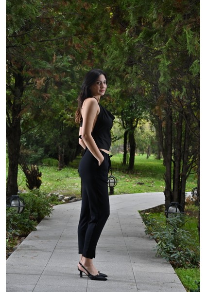 Paçası Yırtmaçlı,beli Lastikli ve Kordon Detaylı,havuç Kesim Pantolon indirimleri