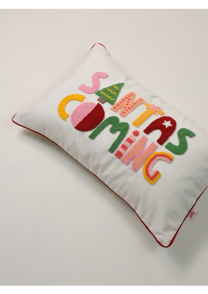 Santas Coming Dikdörtgen -Yılbaşı Serisi Noel Mesaj Kırmızı Fitilli Punch Kırlent Yastık Kılıfı fiyatları