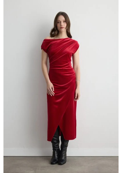 Asimetrik Omuzlu Kadife Uzun Elbise - Kırmızı
