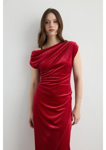 Asimetrik Omuzlu Kadife Uzun Elbise - Kırmızı modelleri