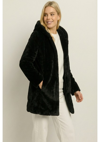 Kadın Kapüşonlu Peluş Siyah Mont | Astarlı – Cepli – Çıtçıt Kapamalı
