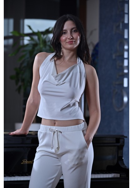 Paçası Yırtmaçlı,beli Lastikli ve Kordon Detaylı Havuç Kesim Pantolon