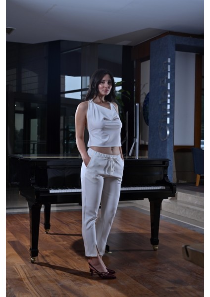 Paçası Yırtmaçlı,beli Lastikli ve Kordon Detaylı Havuç Kesim Pantolon