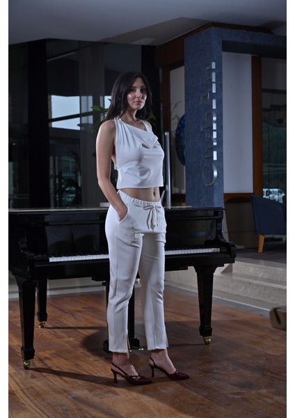 Paçası Yırtmaçlı,beli Lastikli ve Kordon Detaylı Havuç Kesim Pantolon