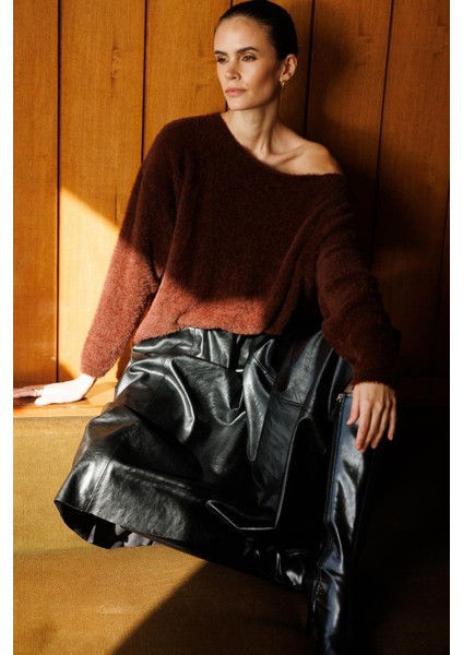 6991 Kadın Kayık Yaka Yumuşak Dokulu Kazak Kahve