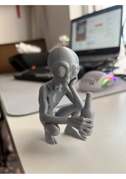 Uzaylı Figür Alkol Içen Uzaylı Alkol Şişesi Tutan Düşünen Biblo Figür 9 cm