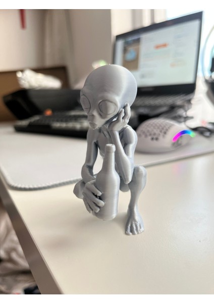 Uzaylı Figür Alkol Içen Uzaylı Alkol Şişesi Tutan Düşünen Biblo Figür 9 cm modelleri