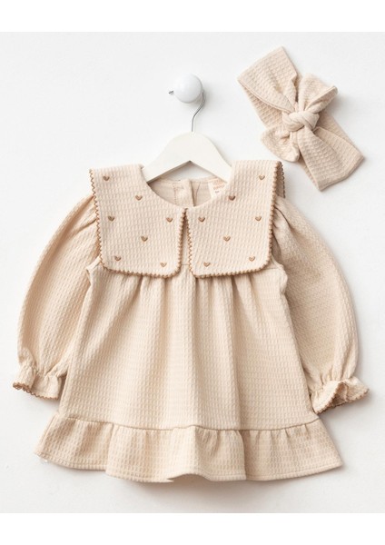 Kız Çocuk Pamuklu Bej Kalp Nakışlı Fırfırlı Elbise ve Saç Bandı Seti - Waffle Dokulu