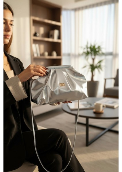 Kadın Gümüş Orta Boy Parlak Suni Deri Askılı Clutch ve Abiye Çanta fiyatları