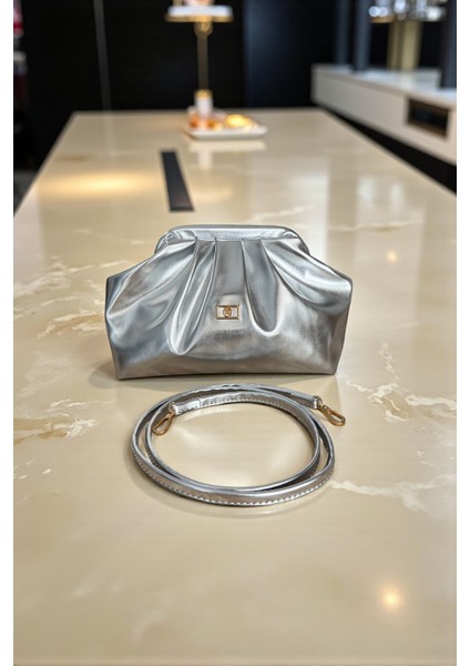 Kadın Gümüş Orta Boy Parlak Suni Deri Askılı Clutch ve Abiye Çanta indirimleri