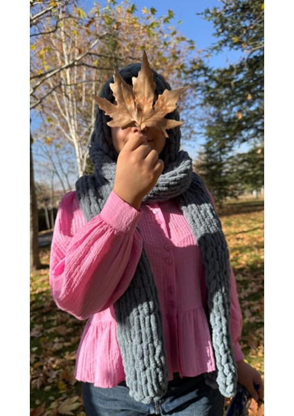 Puffy Ip Gri Atkı – El Örgüsü Yumuşak Doku Serisi