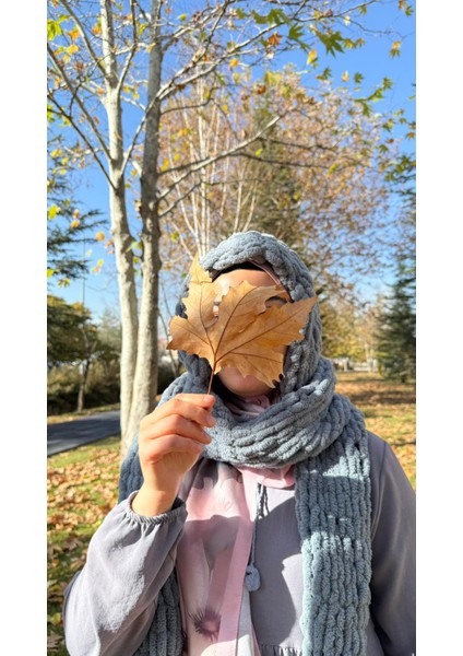 Puffy Ip Gri Atkı – El Örgüsü Yumuşak Doku Serisi