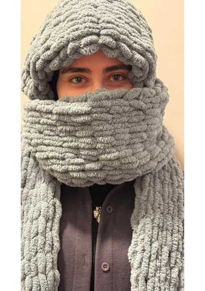 Puffy Ip Gri Atkı – El Örgüsü Yumuşak Doku Serisi