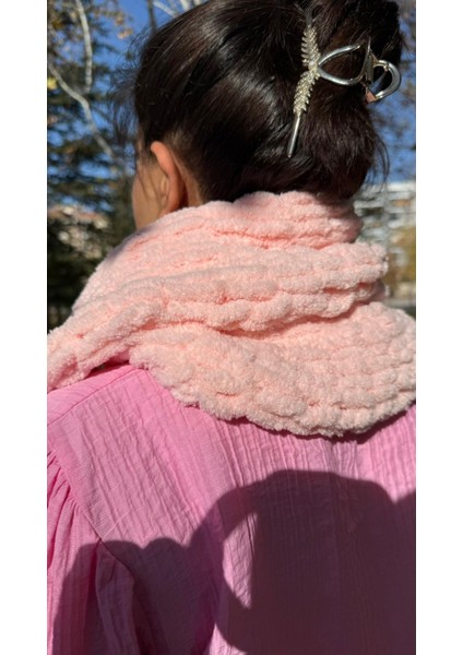 Puffy Ip Pembe Atkı – El Örgüsü Yumuşak Doku Serisi