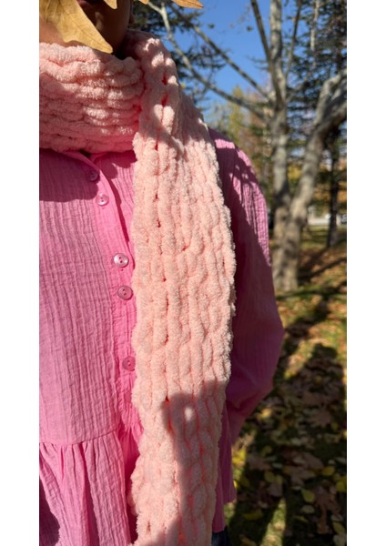 Puffy Ip Pembe Atkı – El Örgüsü Yumuşak Doku Serisi fiyatları