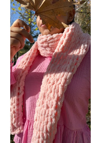 Puffy Ip Pembe Atkı – El Örgüsü Yumuşak Doku Serisi