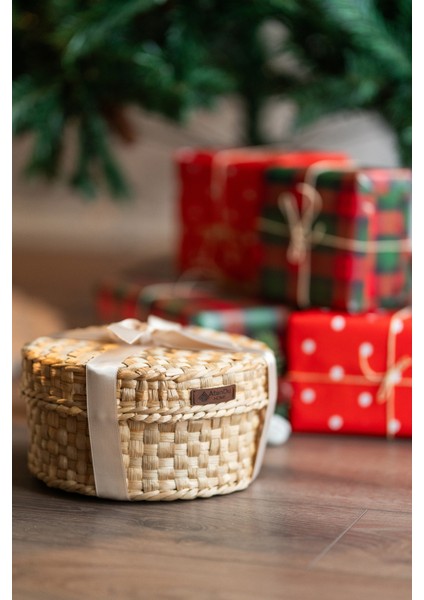 %100 El Yapımı Doğal Kapaklı Hasır Sepet | 21 cm Çap × 12 cm Yükseklik | Dekoratif Organizer & Yılbaşı Hediyelik | Çok Amaçlı Saklama Sepeti