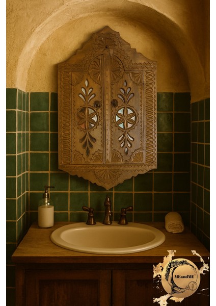 El Oyması Desenli Ahşap Kapaklı Duvar Aynası