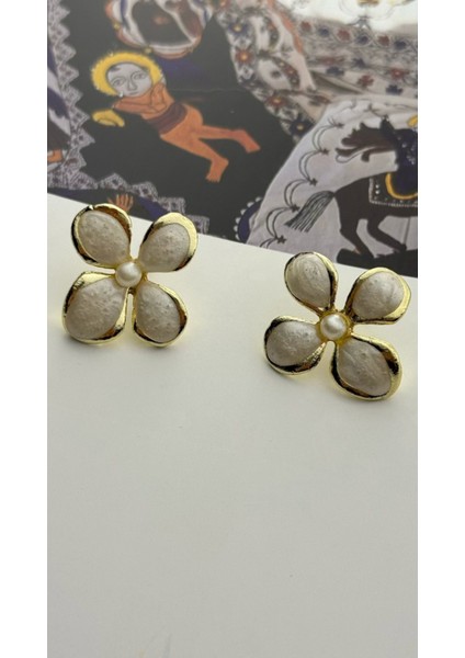 Beyaz Mineli Altın Kaplama Küpe Kararmaz Kutulu