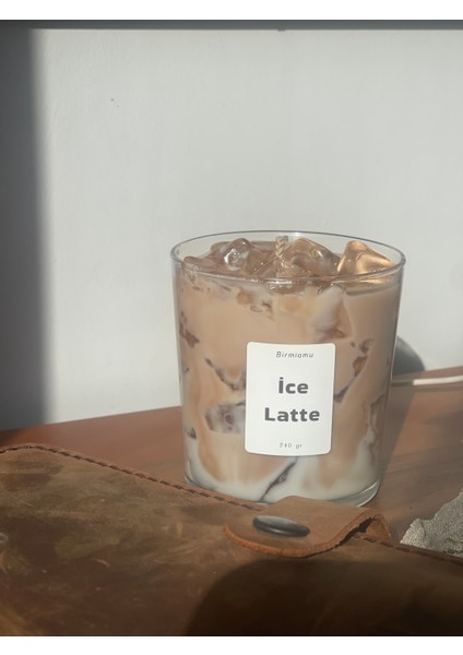 Kahve Kokulu Ice Latte Mum – Gerçek Kahve Görünümlü El Yapımı Dekoratif Soya Mum