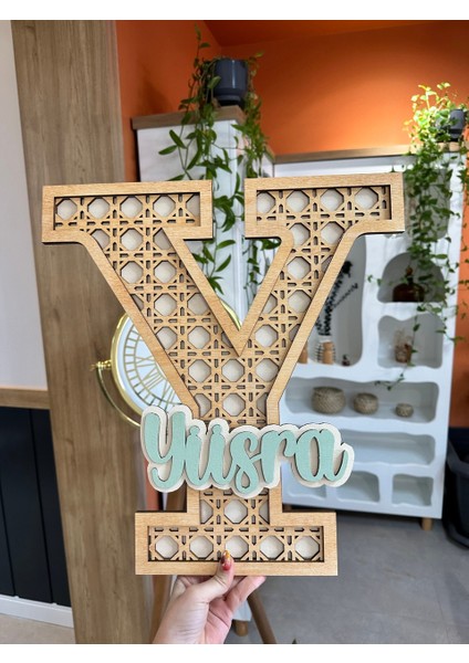 Kişiye Özel Ahşap Hazeran Desen Büyük Harf Isimli Kapı Süsü – Bebek Odası Hastane Süsü fiyatları