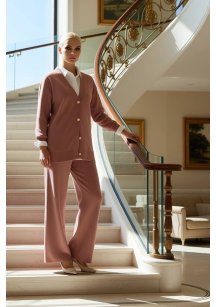 Kadın Alt Üst Düşük Kol V Yaka Inci Düğmeli Triko Hırka Geniş Paça Rahat Kesim Pantolon Ikili Takım