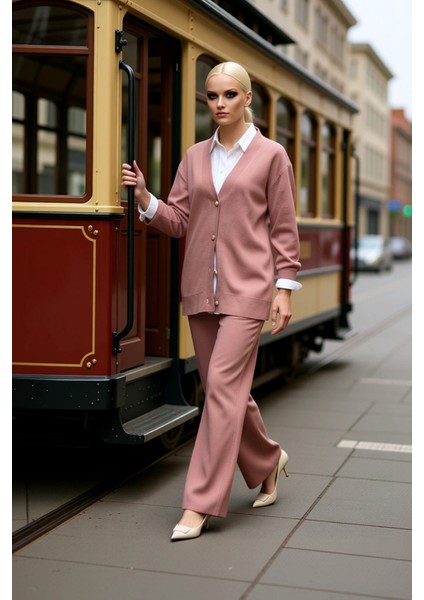 Kadın Alt Üst Düşük Kol V Yaka Inci Düğmeli Triko Hırka Geniş Paça Rahat Kesim Pantolon Ikili Takım modelleri