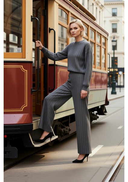 Kadın Alt Üst Triko Çizgili Oversize Kazak Pantolon Takımı Günlük Şıklık ve Bir Arada Sunuyor Spor modelleri