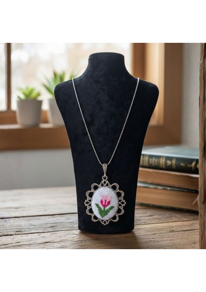 3114 El Yapımı Lale Desenli Kanaviçe Kolye