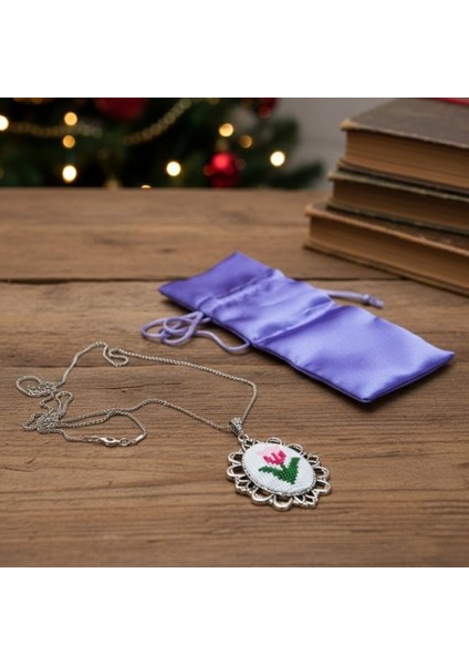 3114 El Yapımı Lale Desenli Kanaviçe Kolye fiyatları