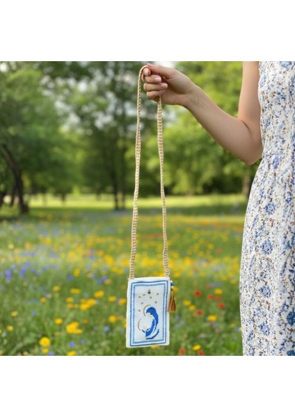 4609 El Yapımı Meryem Ana Desenli Kanaviçe Çanta