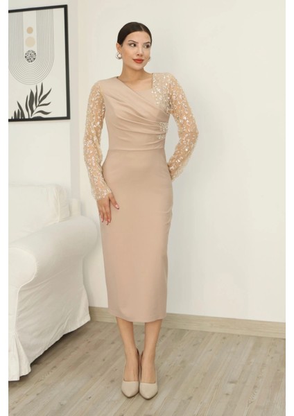 Asimetrik Yaka Işlemeli Tül ve Büzgü Detaylı Midi Elbise 2322-BEJ fırsatları