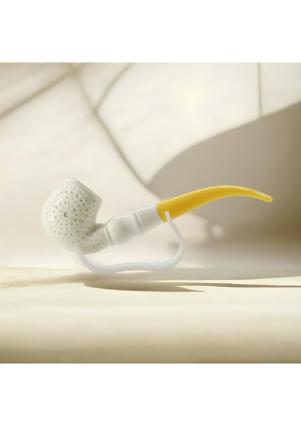 El Yapımı Lületaşı Pipo 17,5 cm – Delik Işlemeli Çiçek Motifli, Sarı Akrilik Ağızlıklı Kadife Kutulu