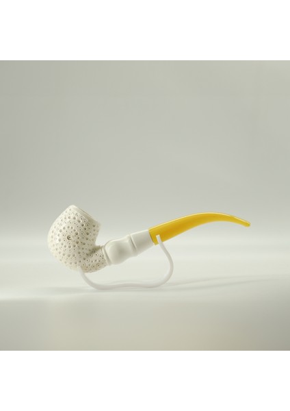 El Yapımı Lületaşı Pipo 17,5 cm – Delik Işlemeli Çiçek Motifli, Sarı Akrilik Ağızlıklı Kadife Kutulu modelleri