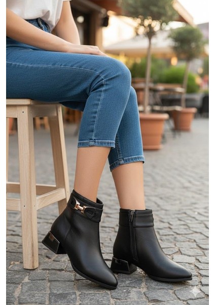 573106 Toka Detaylı Burnu Sivri 3 cm Kalın Topuk Fermuarlı Kadın Bot
