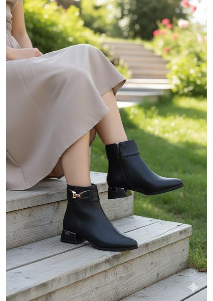 573106 Toka Detaylı Burnu Sivri 3 cm Kalın Topuk Fermuarlı Kadın Bot modelleri