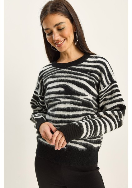 Kadın Zebra Desenli Bisiklet Yaka Şardonlu Triko Kazak fiyatları