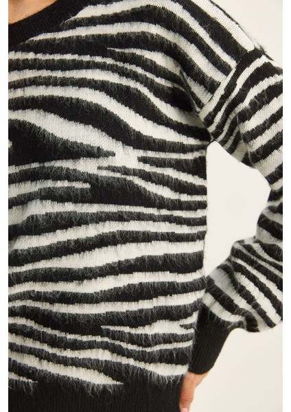 Kadın Zebra Desenli Bisiklet Yaka Şardonlu Triko Kazak fırsatları