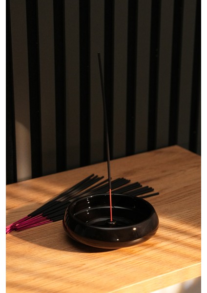 20 Adet Yasemin Çubuk Tütsü ve Siyah Seramik Çubuk Tütsülük fırsatları