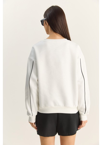 Kadın Bisiklet Yaka Nakış Işlemeli Üç Iplik Şardonlu Sweatshirt