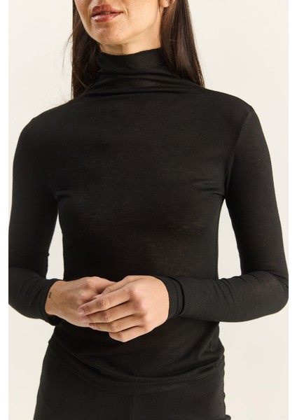 Kadın Yarım Balıkçı Yaka Modal Ultra Hafif Bluz indirimleri