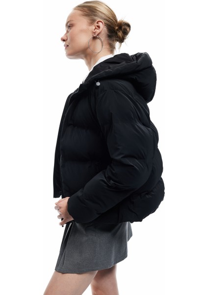 Kapüşonlu Uzun Kollu Fermuarlı Cepli Su Itici Şişme Mont